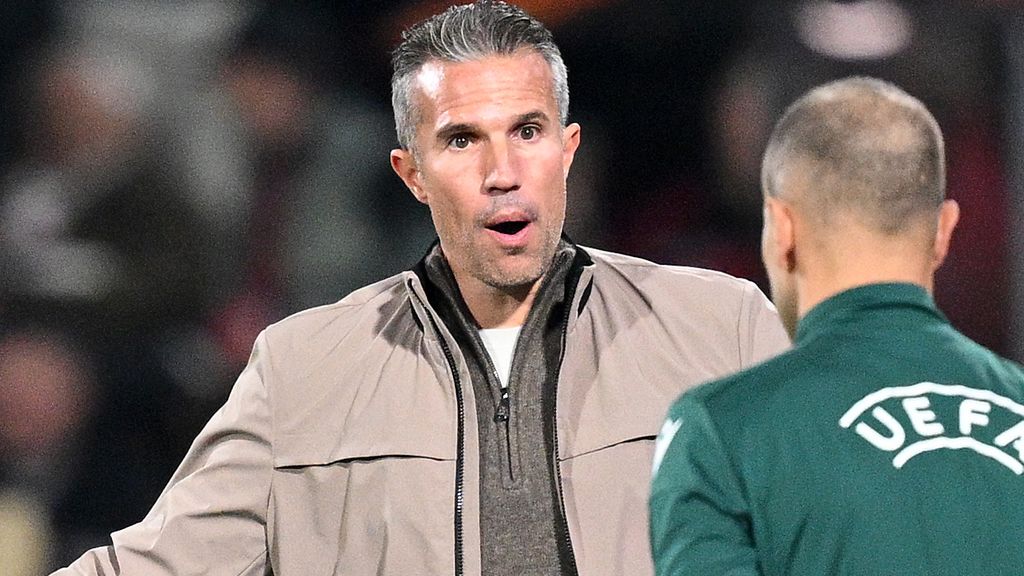 Van Persie krijgt excuses van scheidsrechter voor afgekeurde goal: 'Voelt als onrecht'