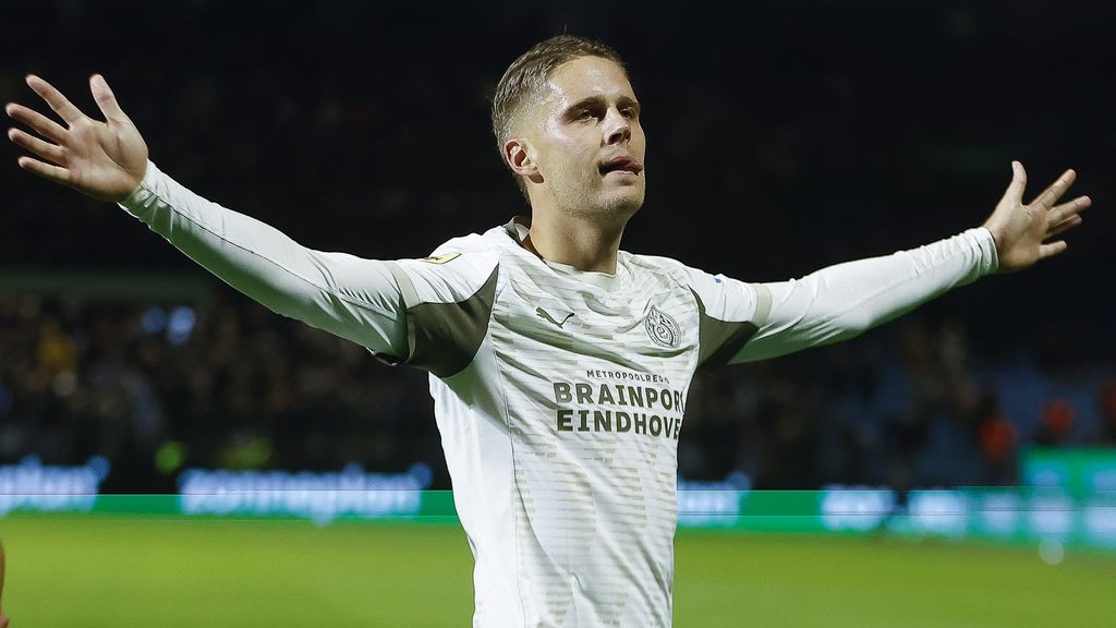PSV blijft in spoor koploper Feyenoord na eenvoudige zege op PEC Zwolle