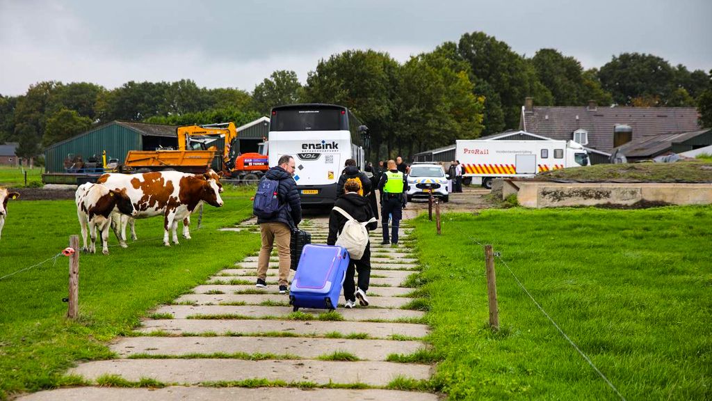 Bovenleiding bij Teuge losgerukt door vrachtwagen, trein gestrand in weiland