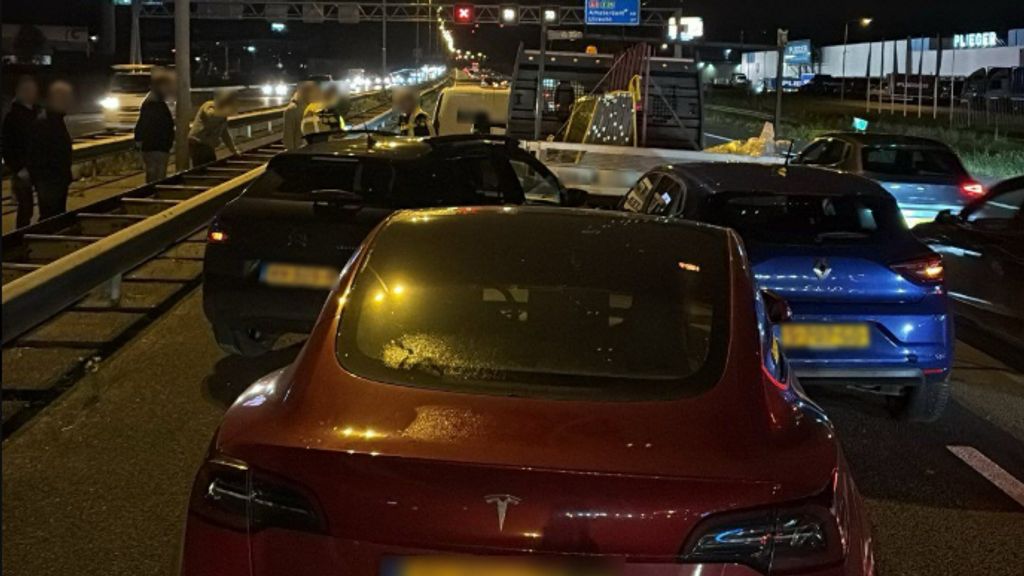 Lange file A2 bij knooppunt Empel na groot ongeluk
