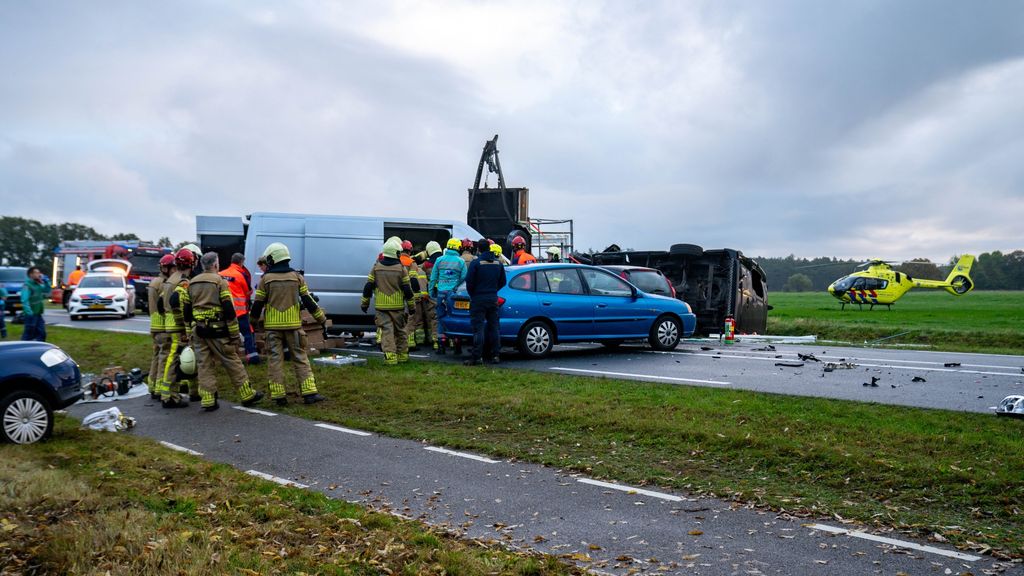 Meerdere gewonden na ongeval met vijf voertuigen op N348 in Overijssel