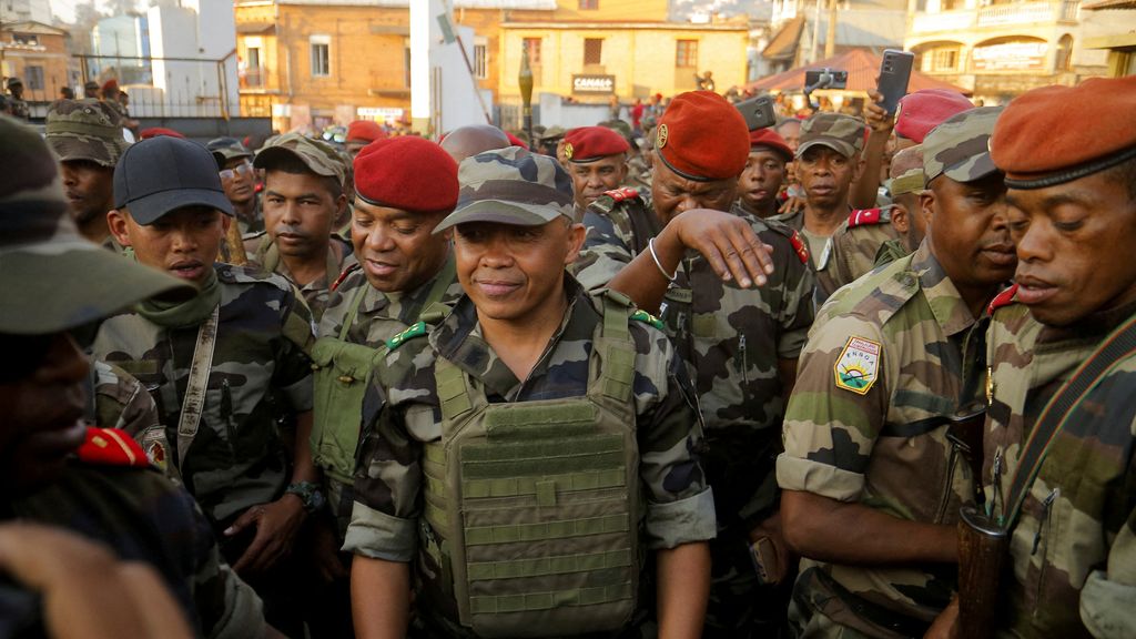 Foto: Militaire leider in Madagaskar beëdigd als nieuwe president