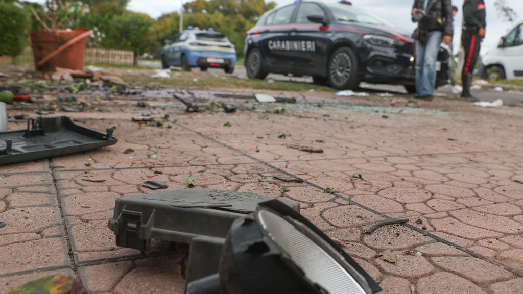 Foto: Auto van bekende Italiaanse onderzoeksjournalist opgeblazen bij Rome
