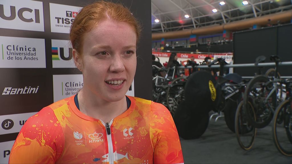 Van de Wouw glundert na haar wereldtitel op de sprint: 'Kan heel trots zijn'