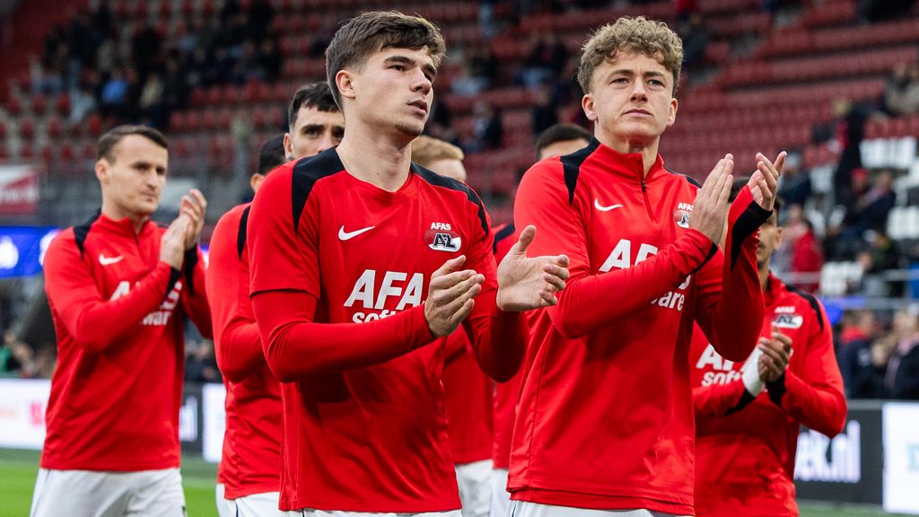 Parrott schiet AZ vroeg op voorsprong tegen FC Utrecht • PSV wint van Feyenoord, hattrick Saibari