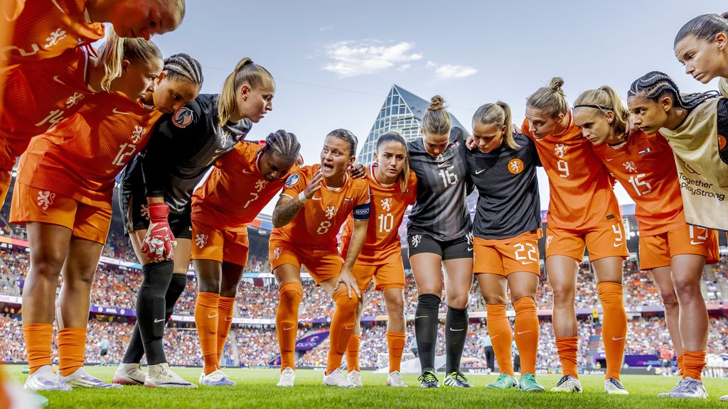 'Oranje is Sherida': oud-aanvoerders maken buiging voor afzwaaiende Spitse