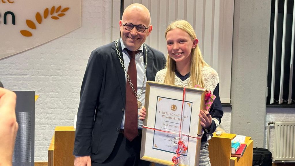 Saar (12) redt oude vrouw die met driewieler sloot inrijdt