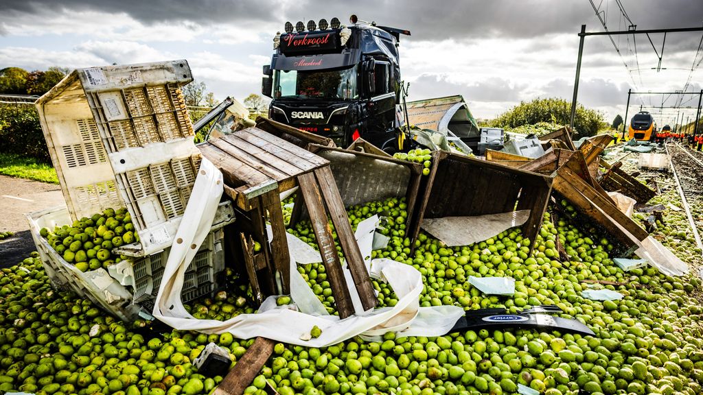 Waarschuwing aan truckers na spoorbotsing Meteren: 'Rijd door de slagbomen'