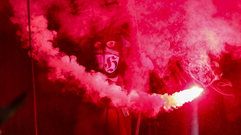 Vuurwerk, sproeiers en bekertjes teisteren VVV-Vitesse: uitploeg wint met 1-2