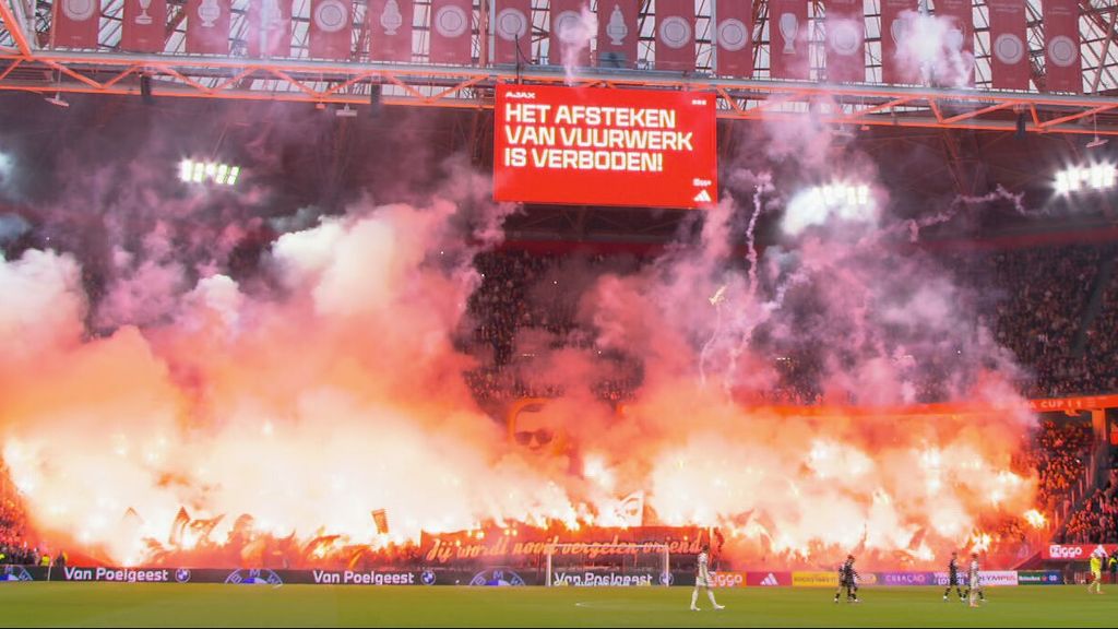 Duel Ajax stilgelegd na enorme hoeveelheid vuurwerk voor overleden supporter