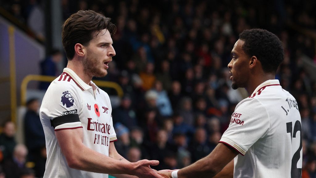 Timber verstevigt met Arsenal koppositie, De Ligt lijdt met United puntenverlies