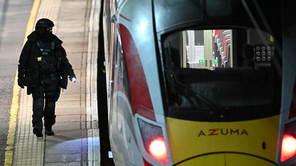 ‘Er was overal bloed’: passagiers beschrijven mesaanval in Britse trein