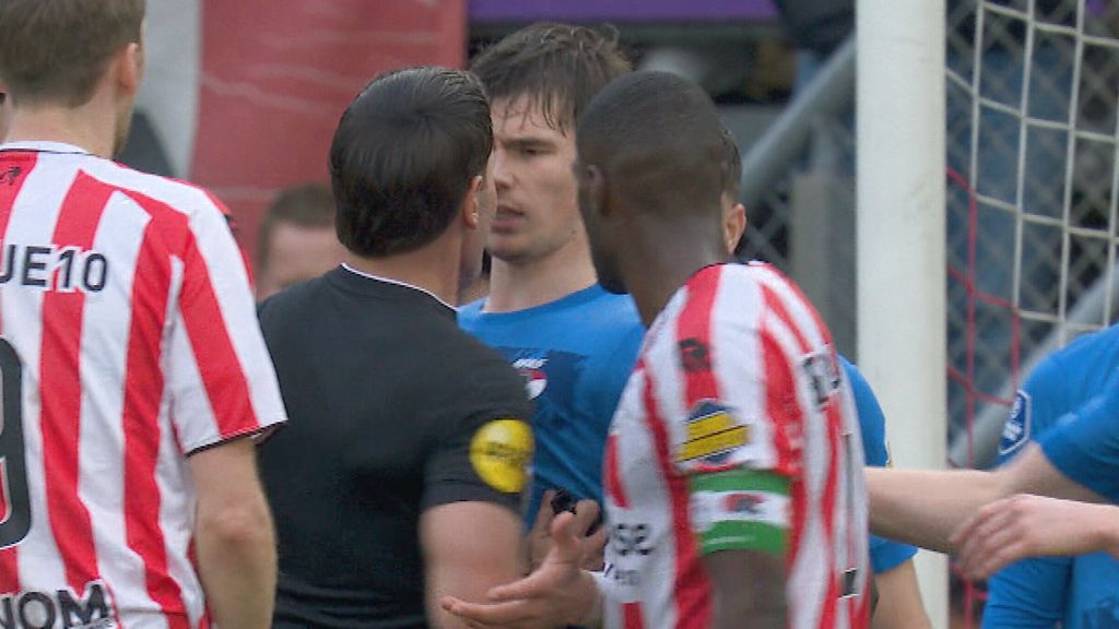 Makkelie duwt Goes: 'Officieel mag scheidsrechter niet aan spelers zitten'