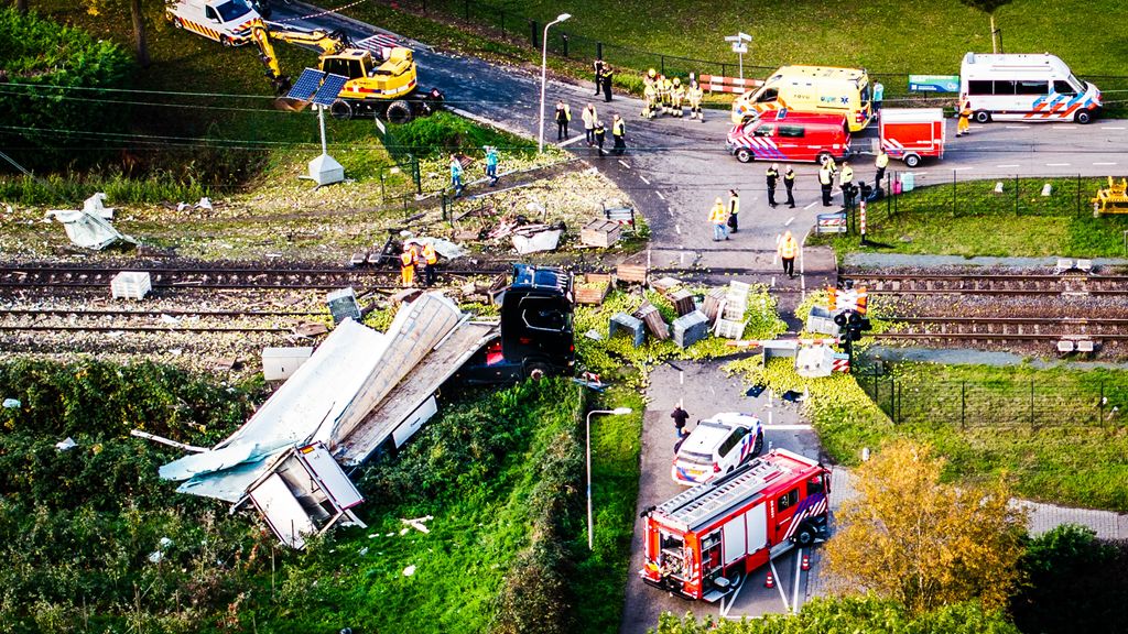 Extra treinen tijdens spits na botsing trein en vrachtwagen in Meteren