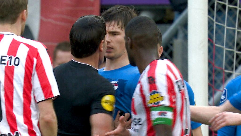 Makkelie duwt Goes: 'Officieel mag scheidsrechter niet aan spelers zitten'