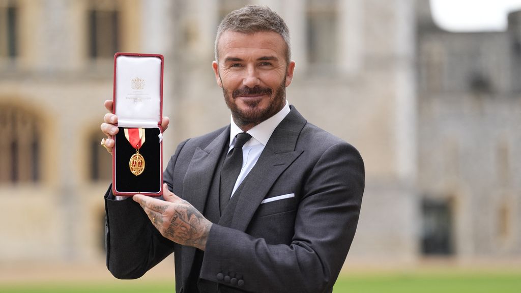 David Beckham geridderd door koning Charles op Windsor Castle