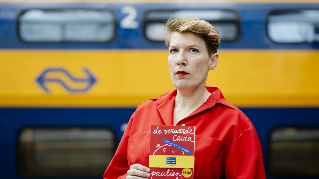 Paulien Cornelisse wint NS Publieksprijs: ‘De verwarde cavia laat ons lachen om onszelf’