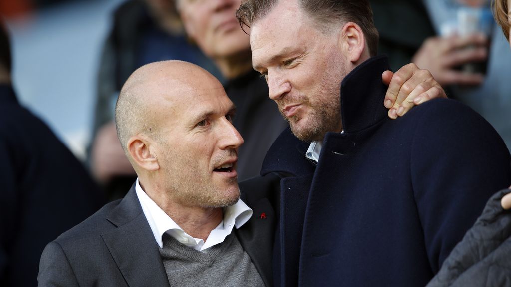 Zwalkend Ajax wéér op zoek naar nieuwe trainer: 'Het moet een driller zijn'