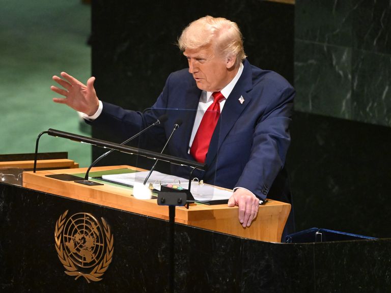 Image for Hij is er niet bij, toch speelt Trump een rol op de klimaattop in Brazilië