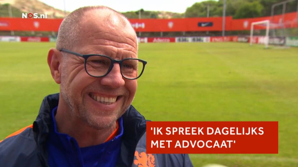 Interim national coach Grim speaks with Advocaat in 2017