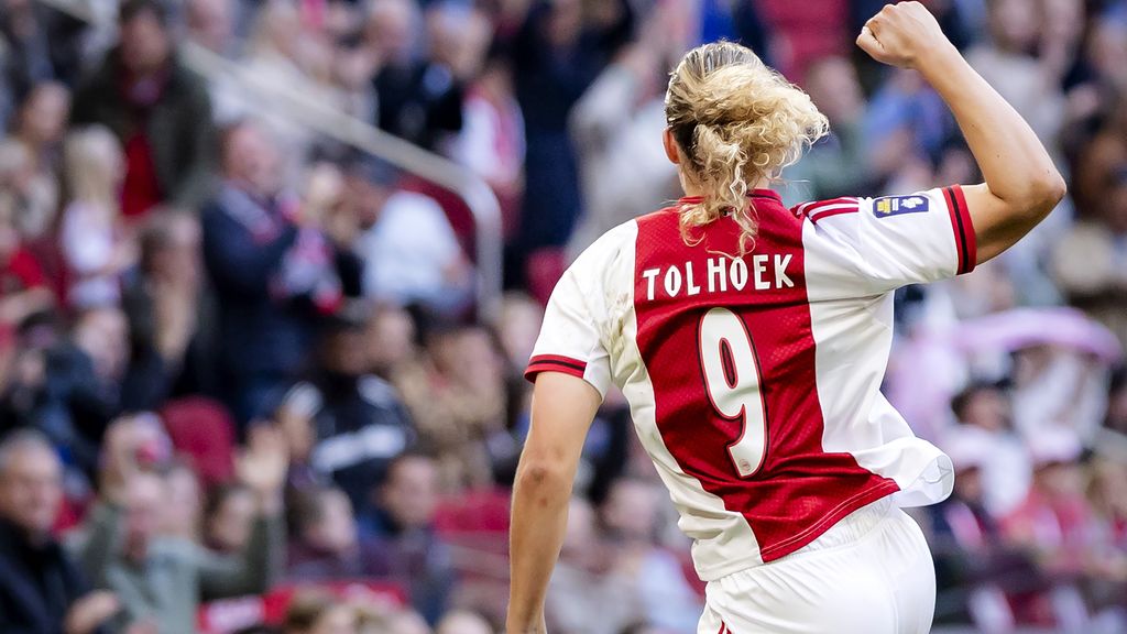Ajax-vrouwen winnen topper na late PSV-blunder en zijn koploper eredivisie