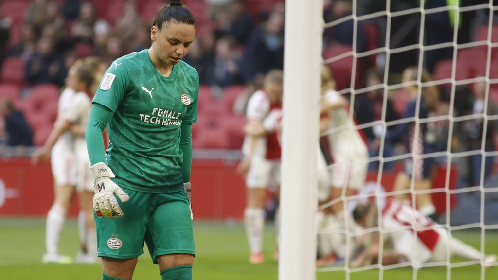 Ajax-vrouwen winnen topper na late PSV-blunder en zijn koploper eredivisie