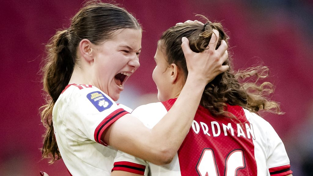 Ajax-vrouwen winnen topper door late PSV-blunder en zijn koploper eredivisie