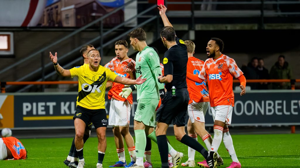 Drie rode kaarten doen NAC de das om in degradatiekraker tegen Volendam