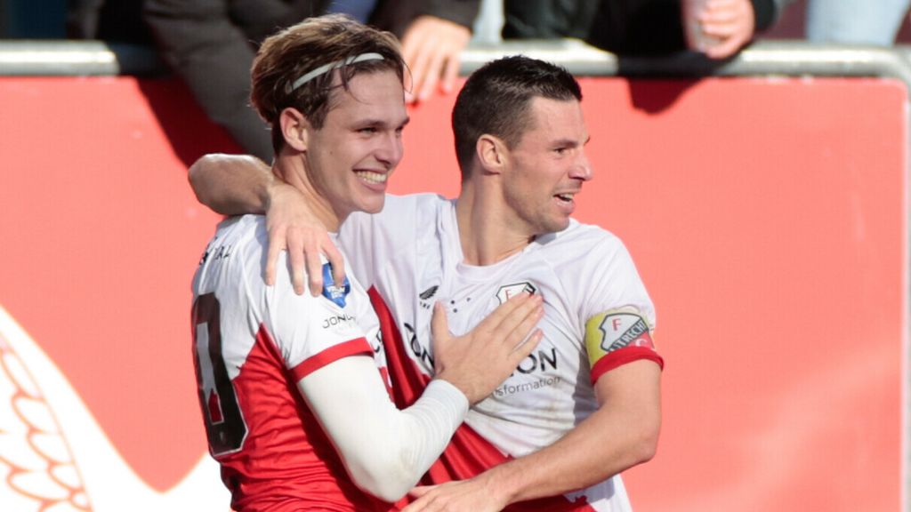 Utrecht slaat na afgekeurde treffer toe: Didden maakt de openingstreffer tegen Ajax