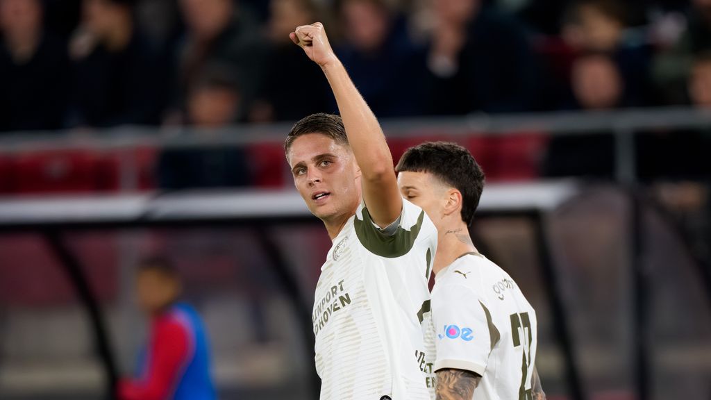 Veerman helpt PSV aan 1-4 in Alkmaar • Goes en Perisic krijgen het aan de stok