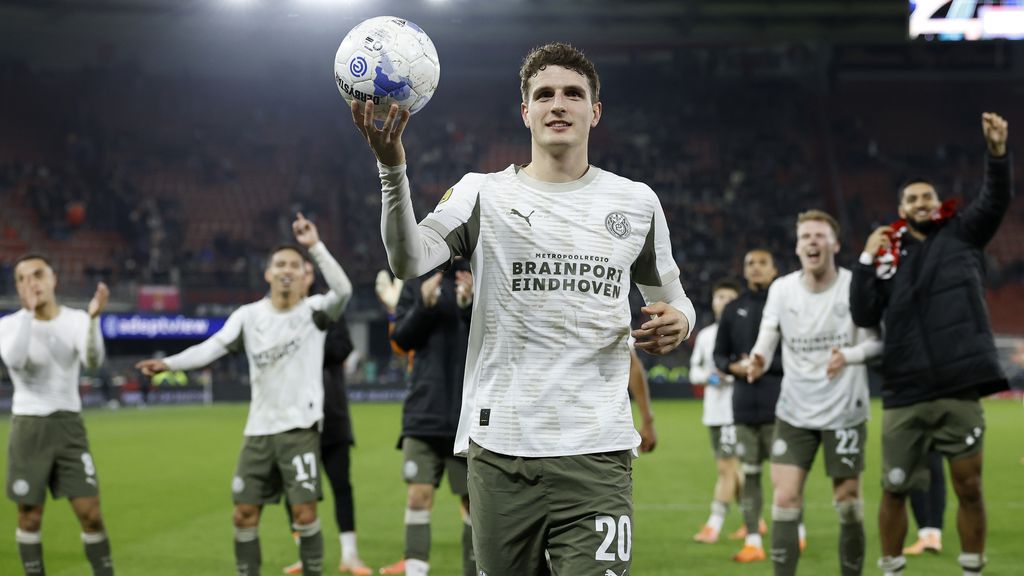 PSV na droomstart veel te sterk voor AZ in Alkmaar (1-5), hattrick Til