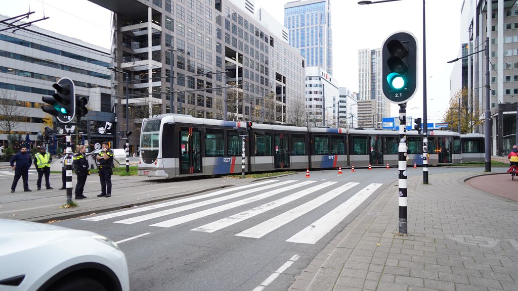 Foto: Trams in Rotterdam rijden weer, stroomstoring verholpen 
