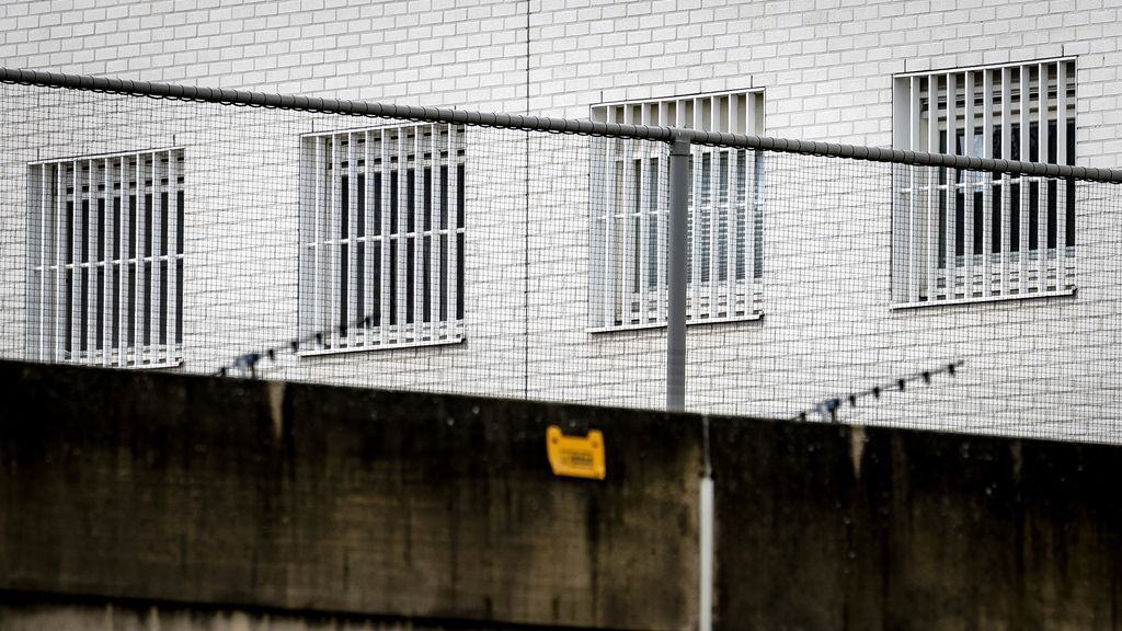 Foto: Verdachte zedenmisdrijven Schagen op eerste zittingsdag dood in cel gevonden