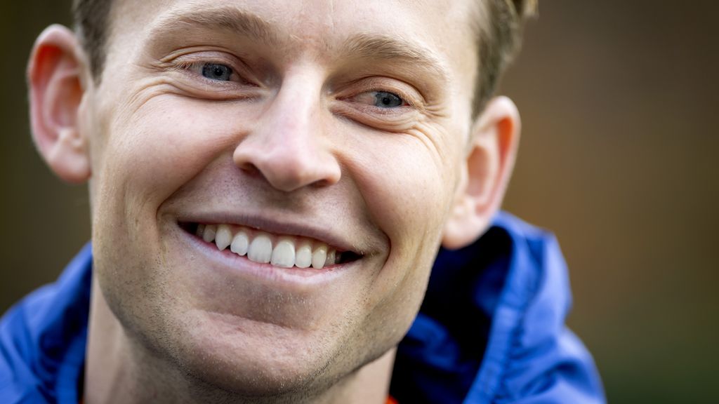 Blakend van zelfvertrouwen begint De Jong aan interlandweek: 'Voel me belangrijk bij de club'