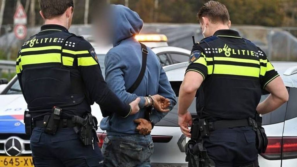 Vluchtende man springt uit rijdende auto in Tilburg en krijgt lift op scooter