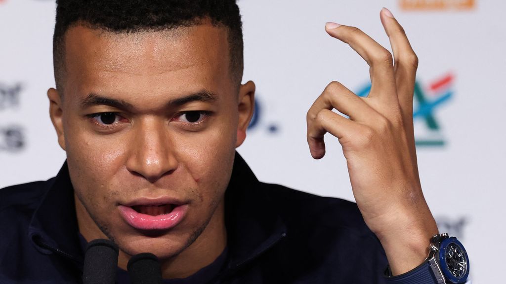 Franse elftal herdenkt slachtoffers terreuraanslagen: 'Wisten niet wanneer het zou stoppen'