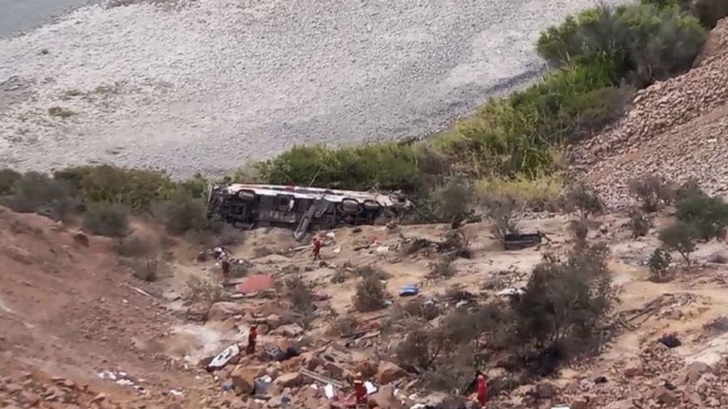 Bus in Peru stort in ravijn gestort: tientallen doden en gewonden