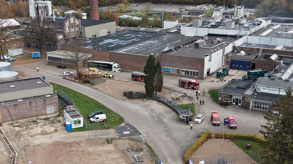 Foto: Gevaarlijke stof vrijgekomen in Nijverdal, fabrieksgebouw ontruimd