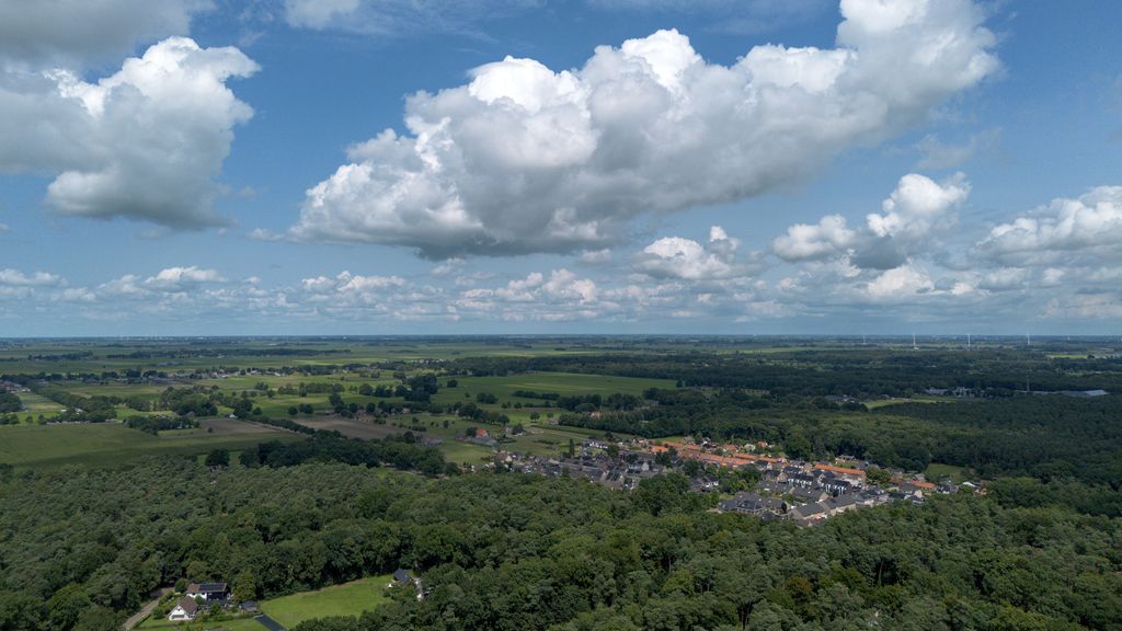 Foto: Drone van defensie stort neer en belandt in tuin van vakantiepark