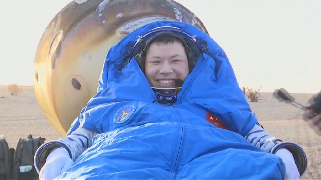 Foto: Taikonauten terug van ruimtestation na ruim een week vertraging