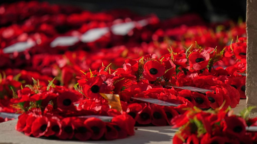 Foto: Nep-admiraal opgepakt in Wales, man (64) legde ook krans bij herdenking