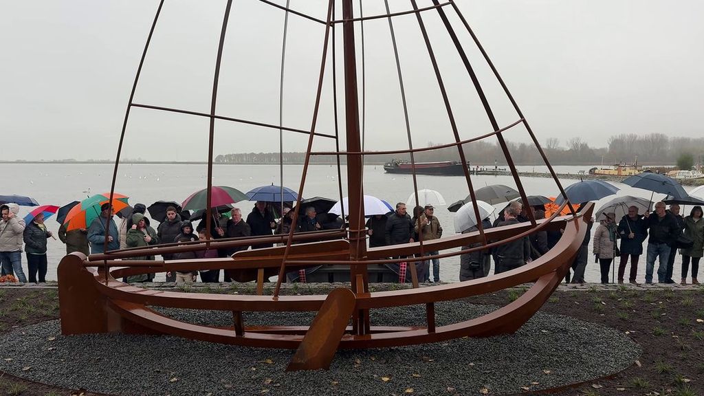 Foto: Monument voor verdronken vissers onthuld in Spakenburg