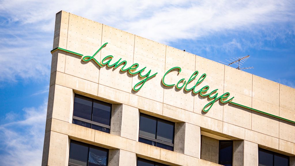 Foto: American footballcoach uit Netflix-serie doodgeschoten op campus