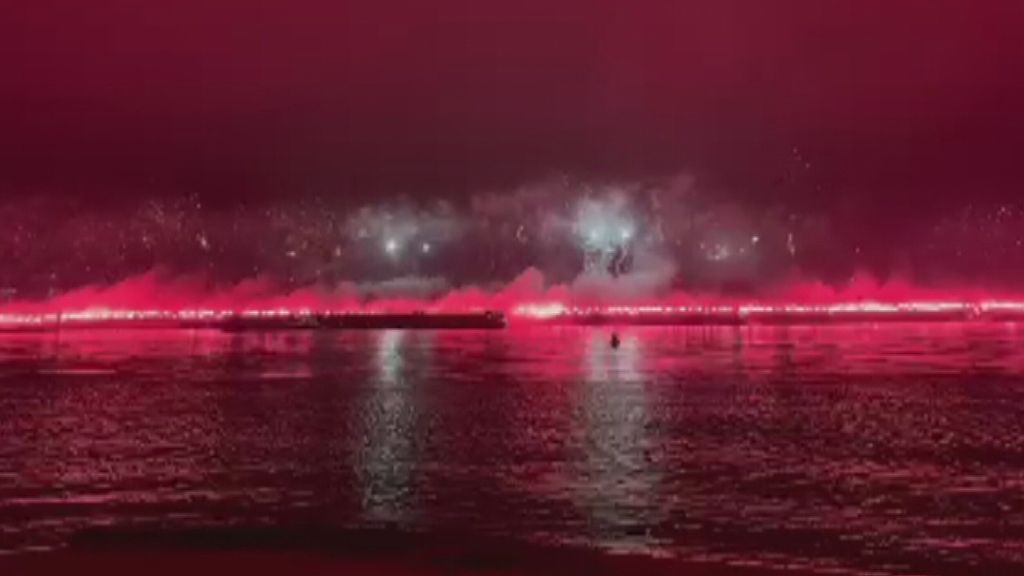 Fakkelzee langs de Waal: supporters vieren 125-jarig bestaan van NEC