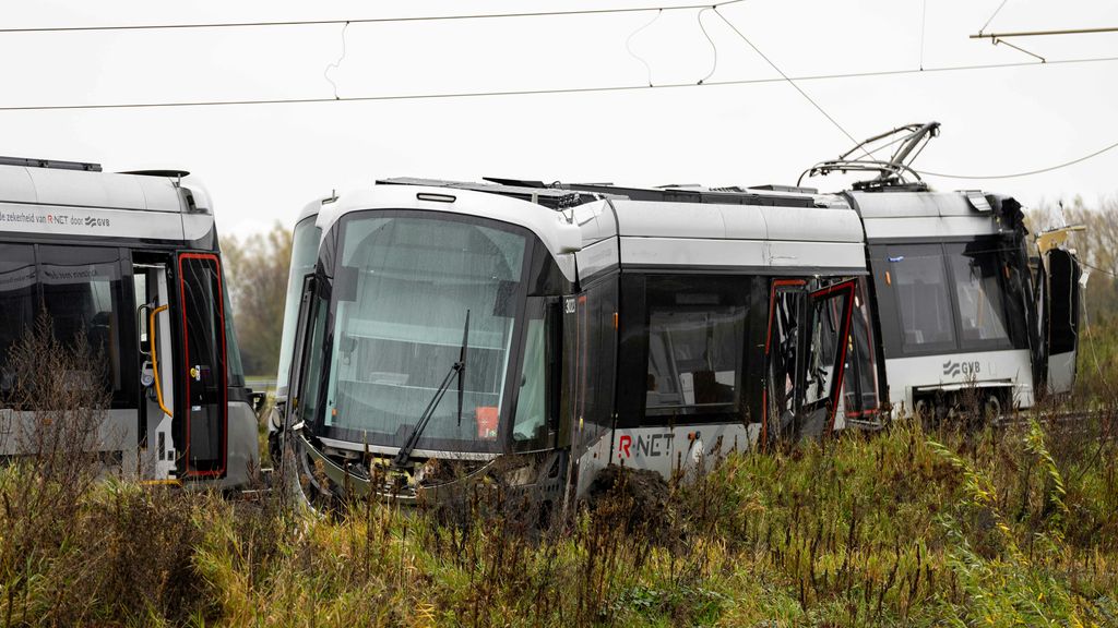 Foto: Ravage in Uithoorn nadat tram en auto op elkaar botsen
