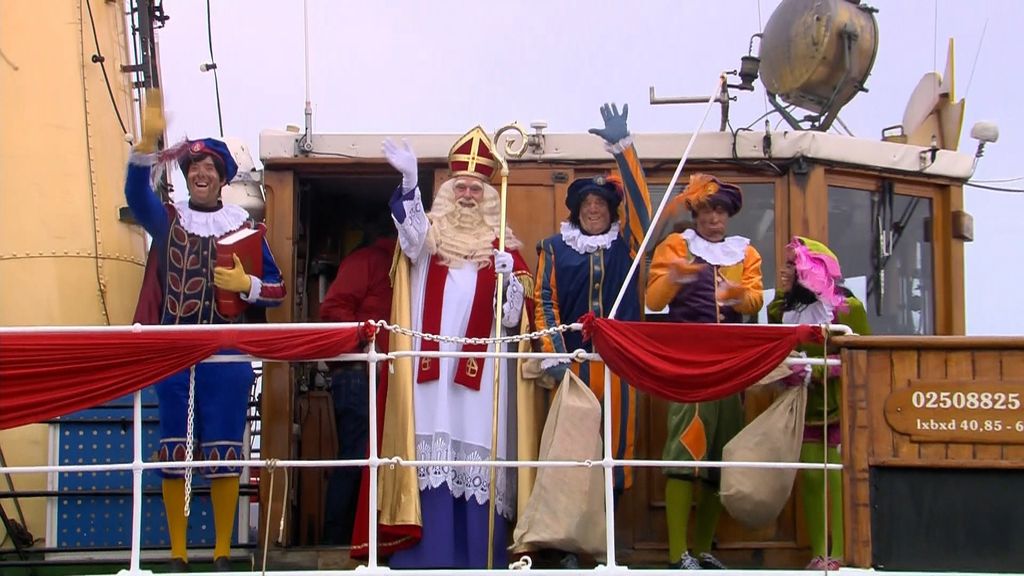 Foto: Sinterklaas en pieten komen aan op Texel, ondanks 'kapotte vuurtorenlamp'