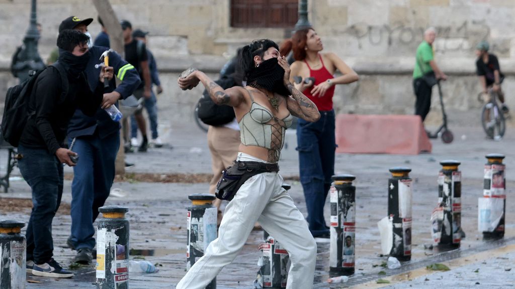 Foto: Protest in Mexico-Stad loopt uit op rellen bij het paleis