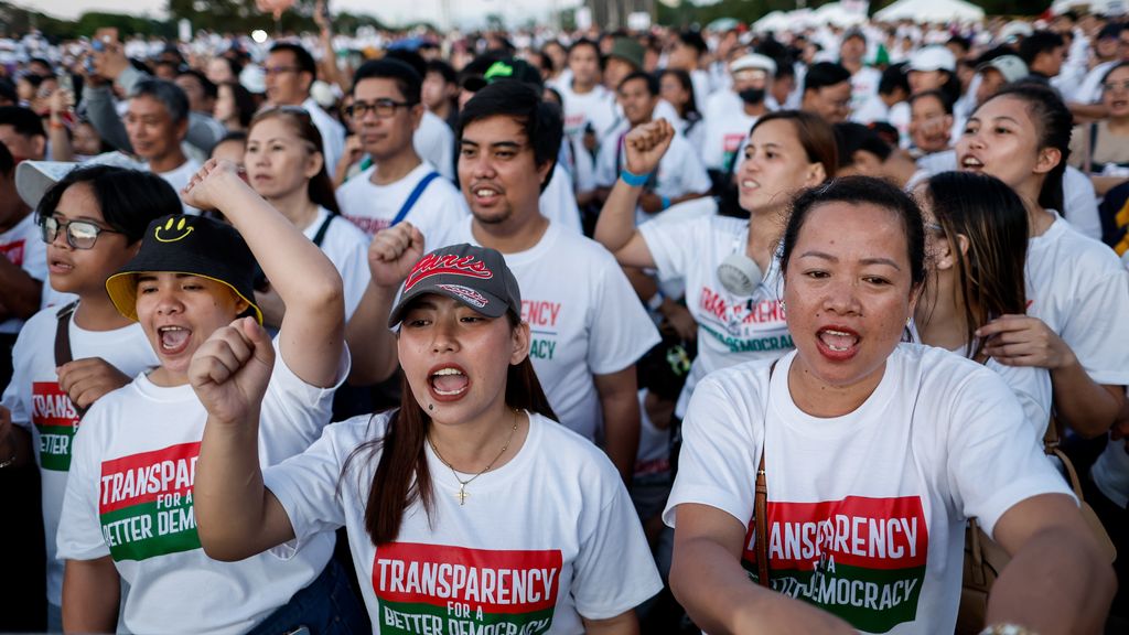 Foto: Orkaan en bekentenis leggen corruptie bloot, massaprotest in Filipijnen