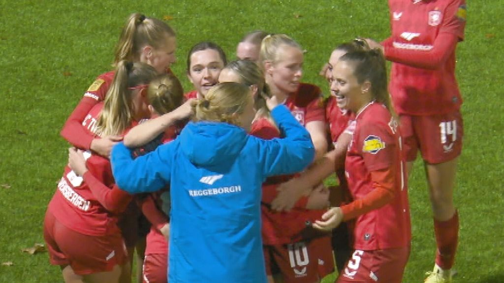 Twente wint op valreep eredivisietopper van Feyenoord en is nieuwe koploper