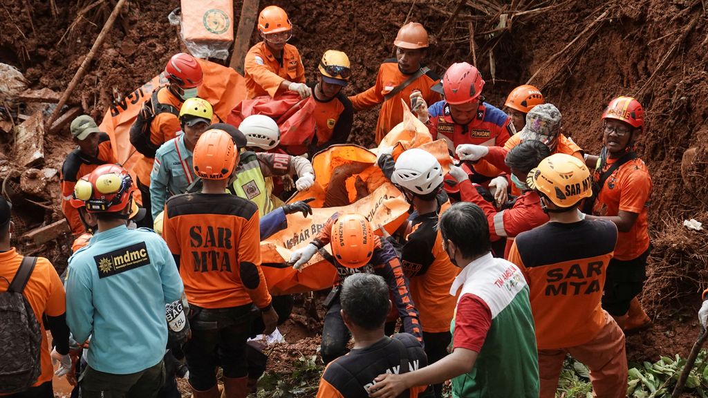 Foto: Dodental aardverschuivingen Midden-Java opgelopen naar achttien